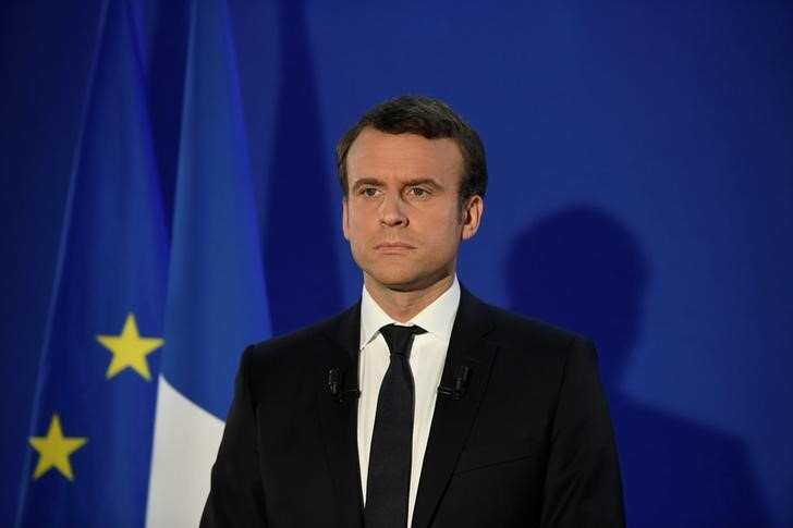© Reuters. النقابات الفرنسية تحذر من فوز ماكرون وتدعو للتظاهر الاثنين