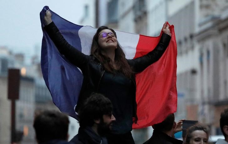 © Reuters. زعماء أوروبا يشيدون بفوز ماكرون ويقولون إنه تصويت لوحدة أوروبا