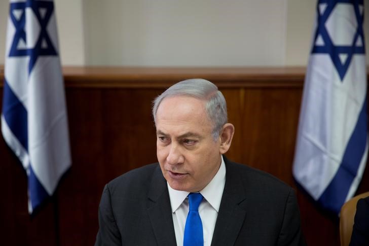 © Reuters. نتنياهو يلقي وثيقة حماس بشأن إسرائيل في سلة مهملات