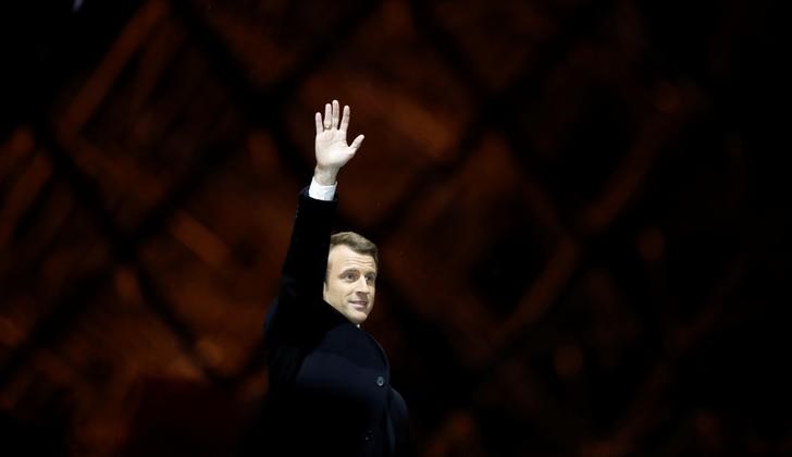 © Reuters. El presidente electo francés Emmanuel Macron celebra su victoria en un acto cerca del Louvre en París