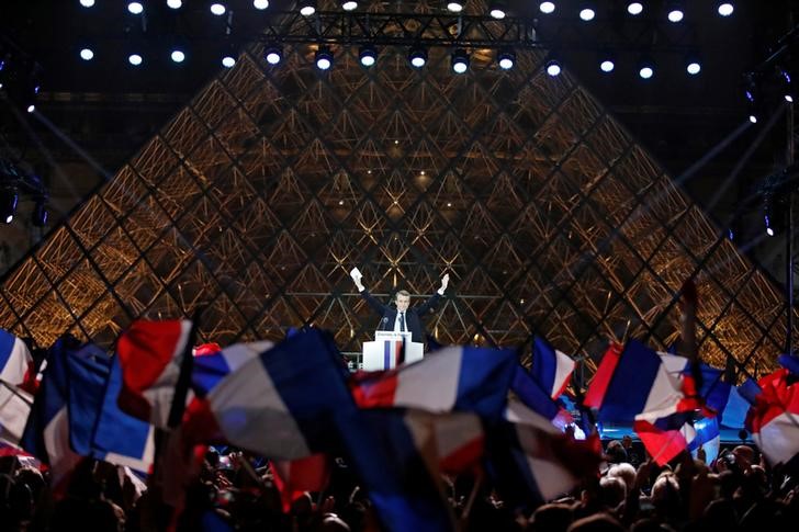© Reuters. El presidente electo francés Emmanuel Macron celebra su victoria en un acto cerca del museo del Louvre en París
