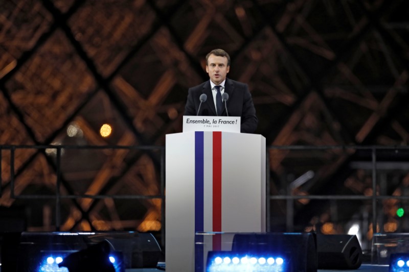 © Reuters. El presidente electo de Francia, Emmanuel Macro, habla luego de su victoria cerca del museo de Louvre en París