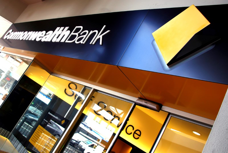 © Reuters. FILE PHOTO -  The logo of the Commonwealth Bank of Australia (CBA) is displayed outside a branch in Sydney, Australia