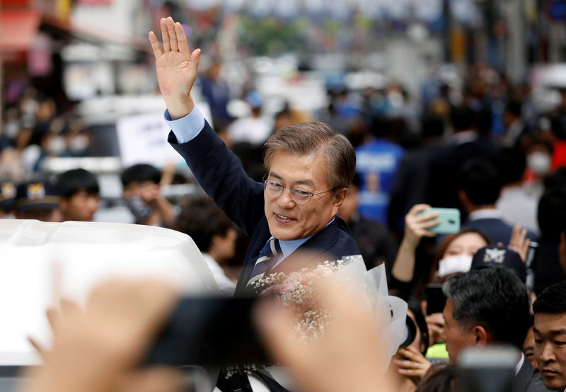 © Reuters. Moon Jae-in, the presidential candidate of the Democratic Party of Korea, leaves after his election campaign rally in Daegu