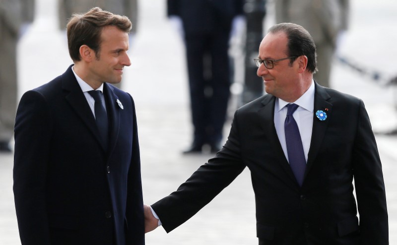 © Reuters. O presidente da França em fim de mandato, François Hollande, e o presidente eleito, Emmanuel Macron, em cerimônia no Arco do Triunfo, em Paris