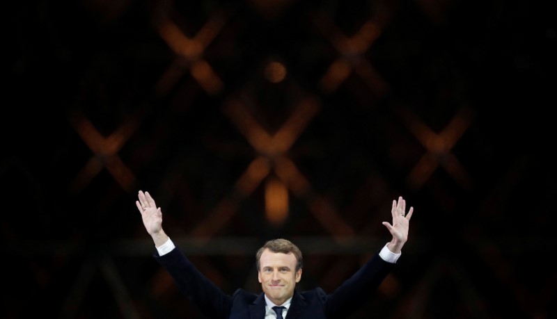 © Reuters. Presidente eleito da França, Emmanuel Macron, celebra vitória em cerimônia na frente do Louvre, em Paris