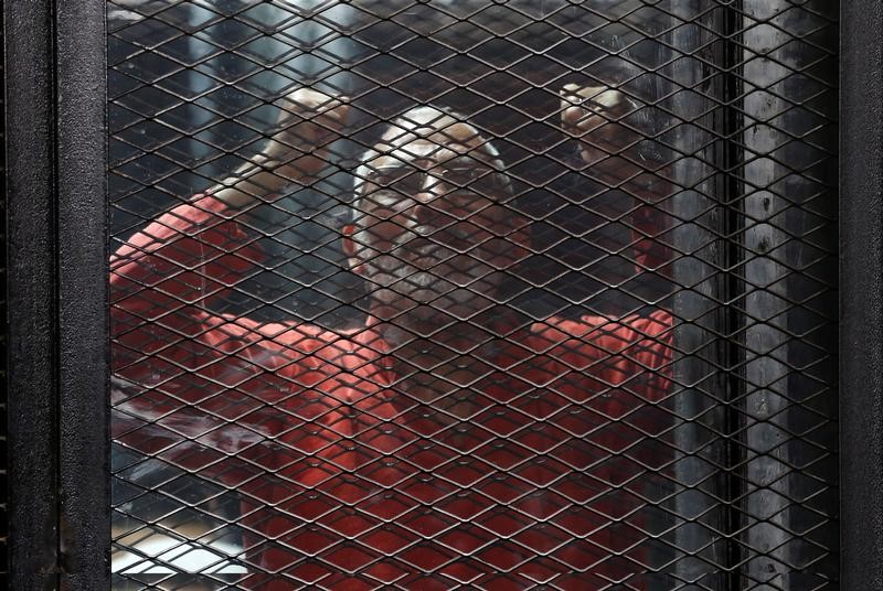 © Reuters. محكمة مصرية تعاقب مرشد الإخوان بالمؤبد في إعادة محاكمته بقضية عمليات رابعة