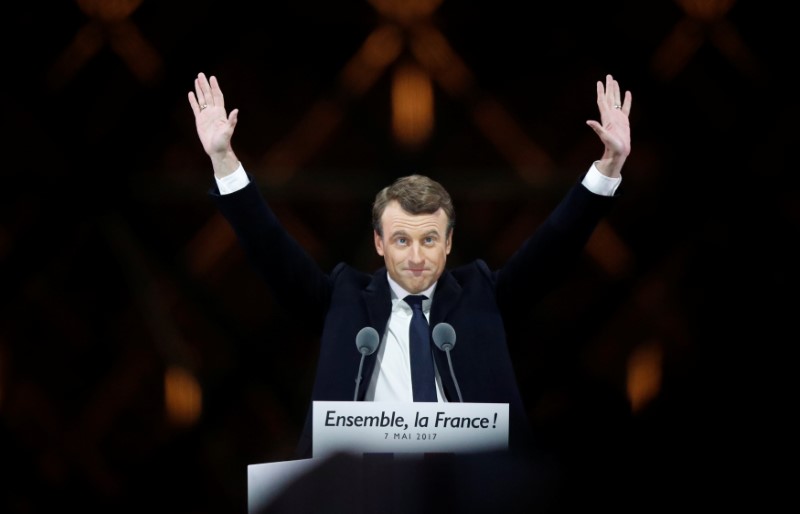 © Reuters. Presidente eleito da França, Emmanuel Macron, celebra vitória em cerimônia em frente ao Louvre, em Paris