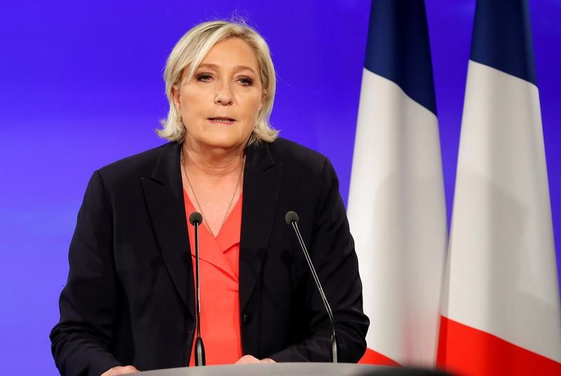 © Reuters. Marine Le Pen, líder da Frente Nacional e candidata na eleição presidencial da França, admite derrota após o segundo turno de votação, em Paris