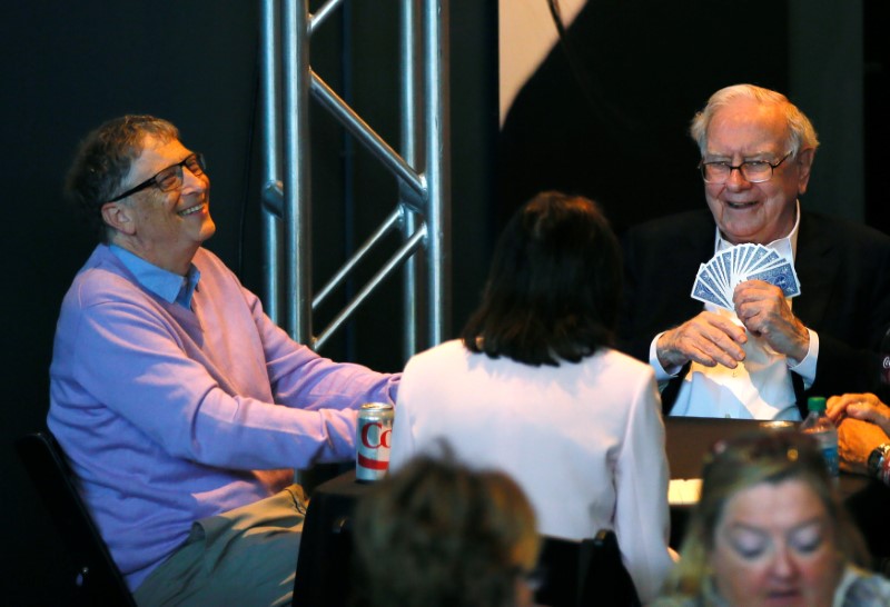 © Reuters. Berkshire Hathaway CEO Warren Buffett (R) plays Bridge with Microsoft founder Bill Gates during the Berkshire Hathaway annual meeting weekend in Omaha, Nebraska