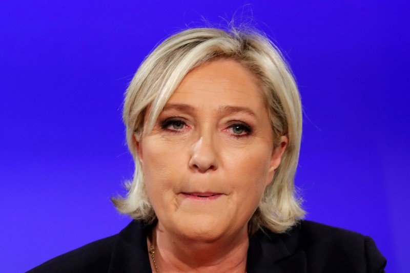 © Reuters. LA DÉFAITE DE LE PEN OUVRE LE DÉBAT AU FN