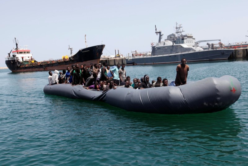 © Reuters. Imigrantes ilegais chegam em um barco inflável em uma base naval, após serem resgatados pela guarda costeira da Líbia na cidade de Tripol