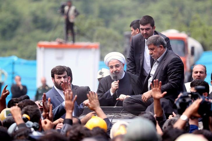 © Reuters. الطامحون للرئاسة الإيرانية يتبارون في الاقتصاد مع تزايد الضغط الأمريكي