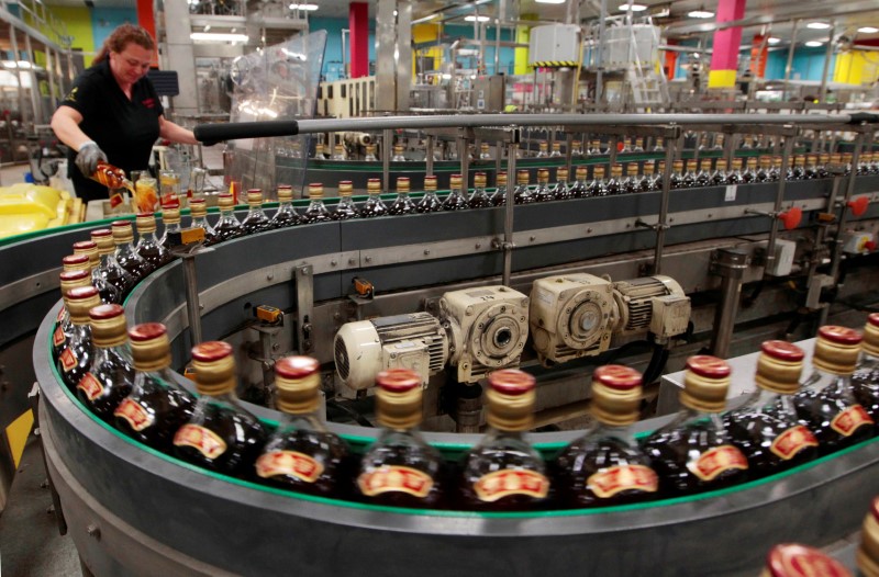 © Reuters. FILE PHOTO: Bottles of Johnnie Walker whisky move along on the production line at the Diageo owned Shieldhall bottling plant in Glasgow