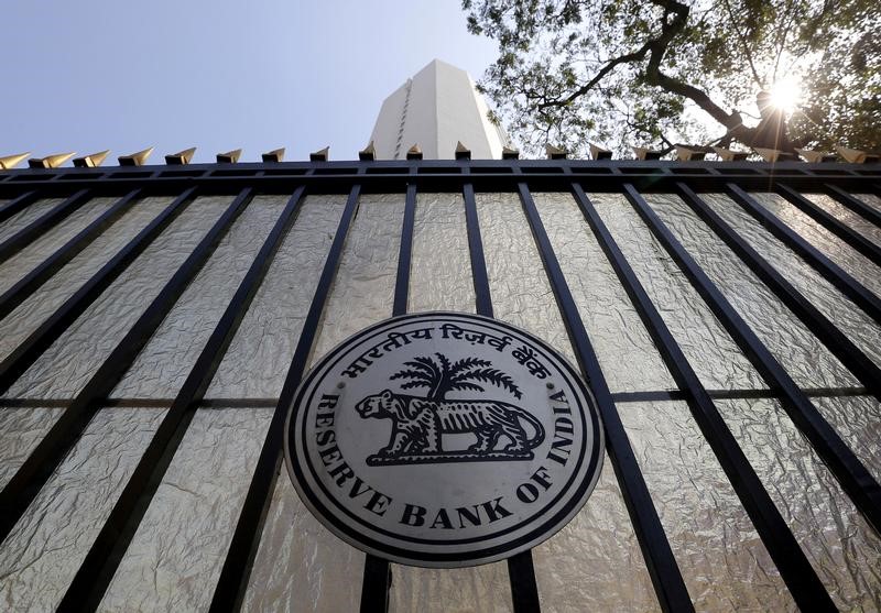 © Reuters. FILE PHOTO: The Reserve Bank of India seal is pictured on a gate outside the RBI headquarters in Mumbai