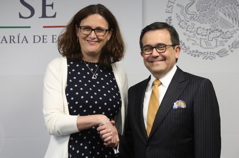 © Reuters. European Trade Commissioner Cecilia Malmstrom shakes hands with Mexican Economy Minister Ildefonso Guajardo during a news conference in Mexico City