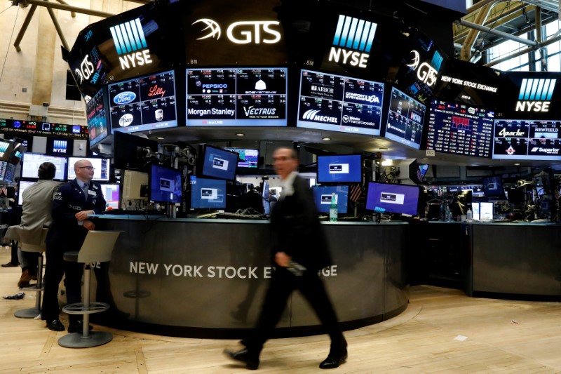 © Reuters. Traders work on the floor of the NYSE in New York