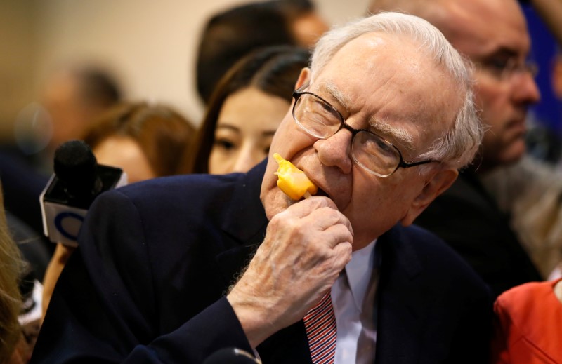 © Reuters. Berkshire Hathaway chairman and CEO Warren Buffett before the Berkshire's annual meeting in Omaha