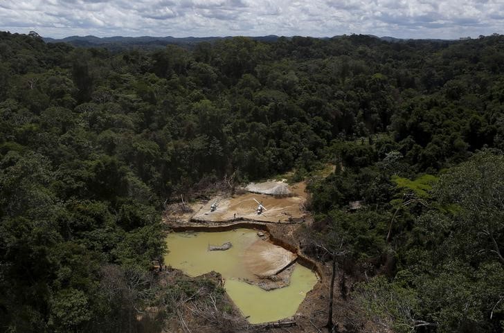 © Reuters. Mina de ouro ilegal durante operação na Amazônia