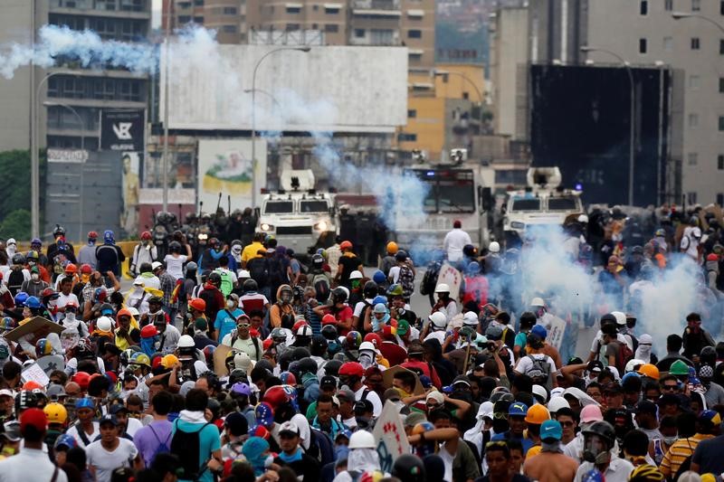 © Reuters. المعارضة في فنزويلا تقاطع اجتماعا بشأن الجمعية التأسيسية واحتدام الاشتباكات