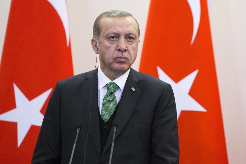 © Reuters. إردوغان وترامب يتصلان بماكرون هاتفيا لتهنئته