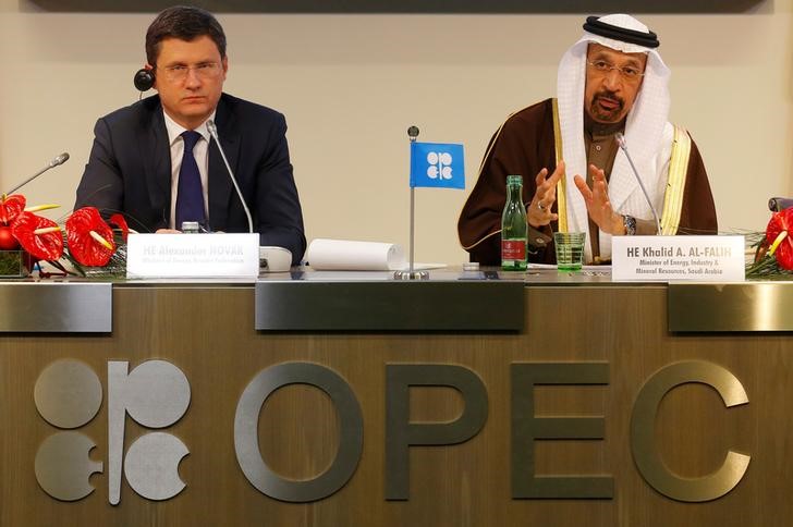 © Reuters. Ministros de energia da Rússia e da Arábia Saudita em conferência com jornalistas