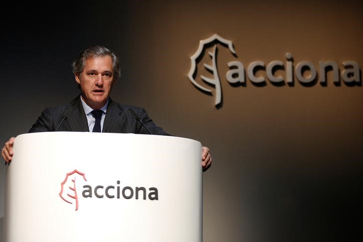 © Reuters. Jose Manuel Entrecanales,  presidente do conselho da Acciona, fala em encontro anual de acionistas