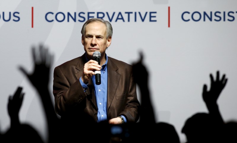 © Reuters. FILE PHOTO: Texas Governor Greg Abbott speaking at a campaign rally for U.S. Republican presidential candidate Ted Cruz in Dallas, Texas