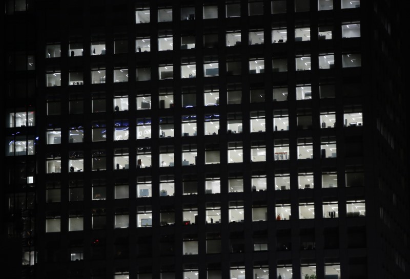 © Reuters. Office lightings are seen through windows of a high-rise office building in Tokyo