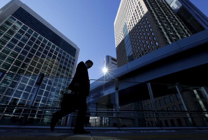 © Reuters. A businessman walks in Tokyo's business district