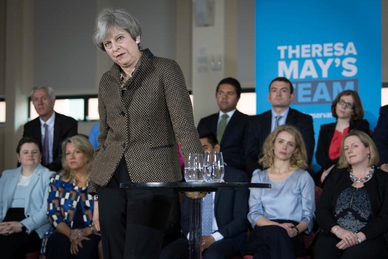 © Reuters. استطلاع: المحافظين يتقدم 17 نقطة على العمال في  انتخابات بريطانيا