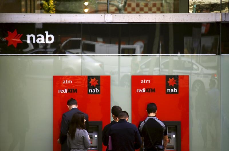 © Reuters. File photo of customers withdrawing money from National Australia Bank ATMs in central Sydney, Australia