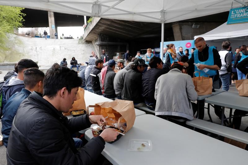 © Reuters. السلطات الفرنسية تتحرك لإخلاء مخيم للاجئين في باريس