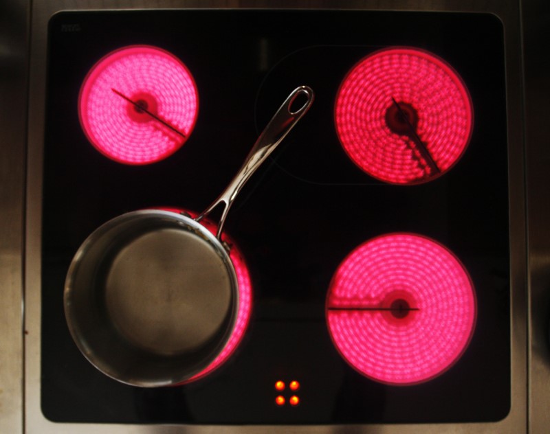© Reuters. Lit hobs glow from an electric cooker in Edinburgh, Scotland