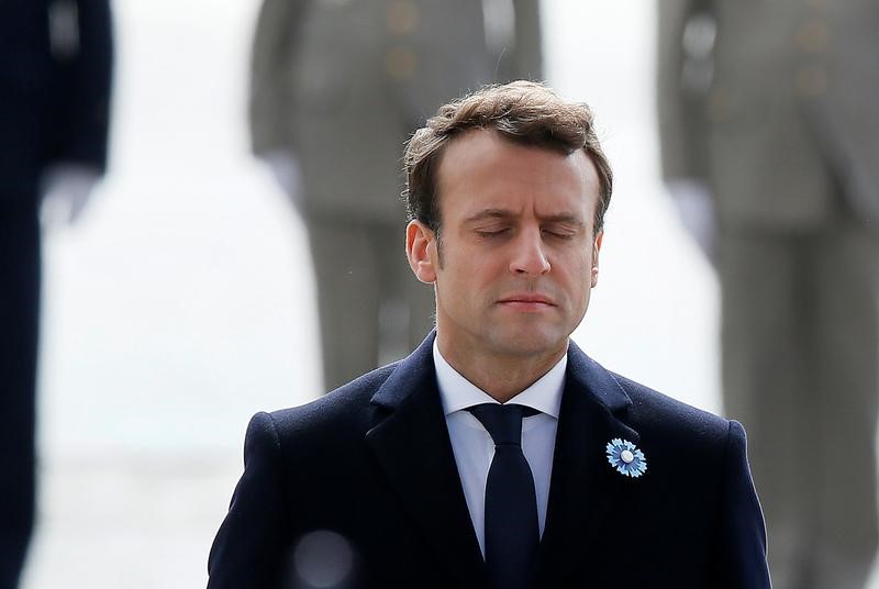 © Reuters. رئيس وزراء فرنسا السابق فالس يعتزم دعم ماكرون في انتخابات يونيو