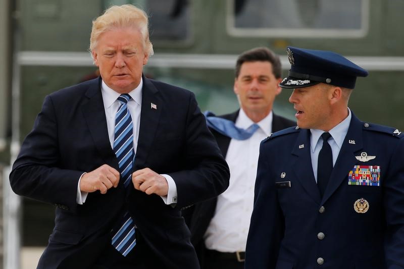 © Reuters. Trump arrives to board Air Force One for travel to New York from Joint Base Andrews, Maryland