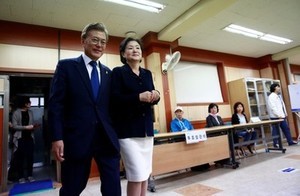 © Reuters. Corea del Sur elige a su nuevo presidente con una participación récord