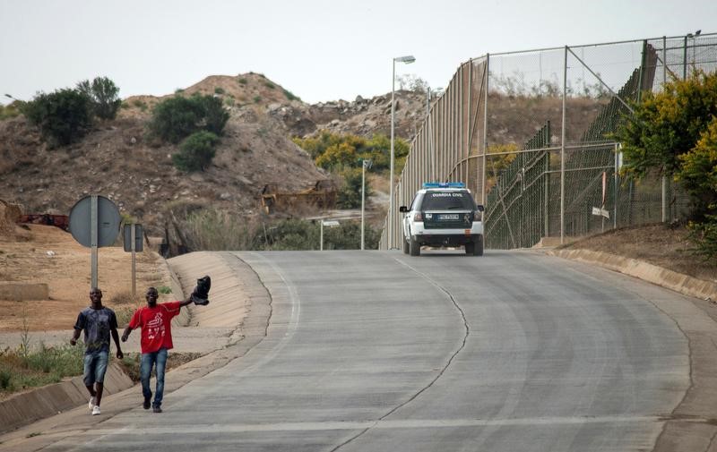 © Reuters. Un centenar de inmigrantes saltan la valla fronteriza de Melilla