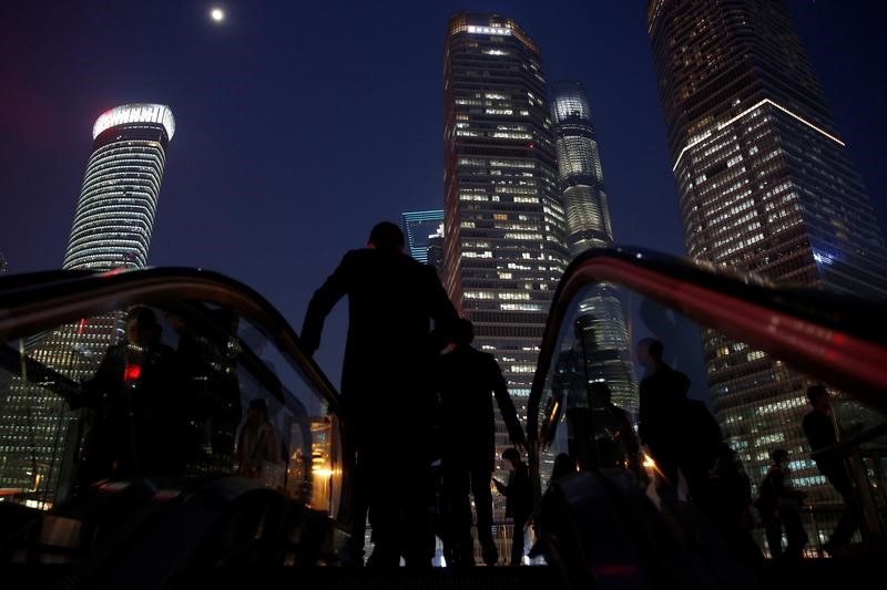 © Reuters. People walk in the financial district of Pudong in Shanghai