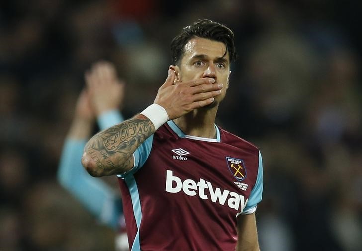 © Reuters. West Ham United's Jose Fonte celebrates after the match