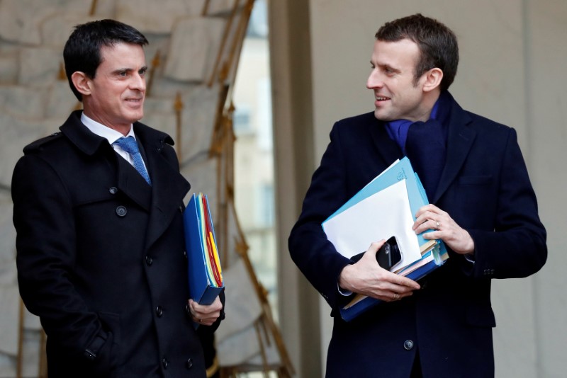 © Reuters. FILE PHOTO - French Prime Minister Valls and Economy Minister Macron leave the Elysee Palace in Paris