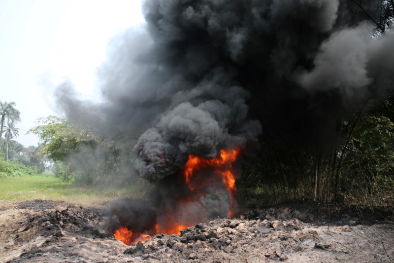 © Reuters. FILE PHOTO: Fire burns on the Shell Petroleum Development Company Trans Niger pipeline (TNP) at Mogho