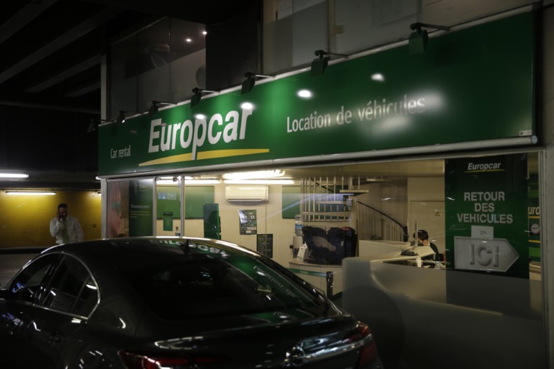 © Reuters. An automobile is parked in front of a Europcar car rental point in Paris