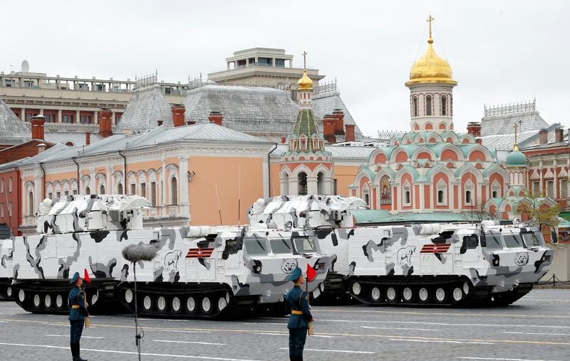 © Reuters. روسيا تكشف عن عتاد عسكري مصمم للطقس القطبي في عرض بالميدان الأحمر