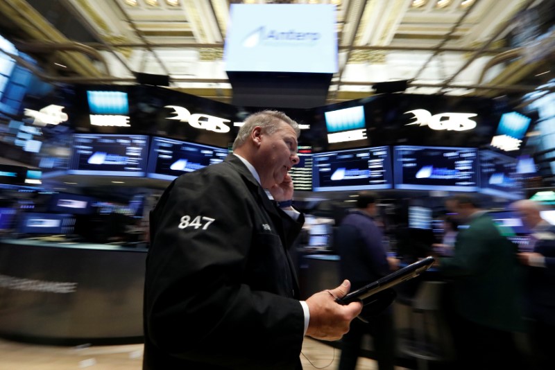 © Reuters. A trader works on the floor of the New York Stock Exchange in the Manhattan borough of New York