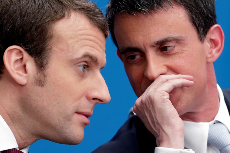 © Reuters. Ex-primeiro-ministro francês, Manuel Valls conversa com presidente eleito da França, Emmanuel Macron, durante evento no Palácio do Élysée, em Paris