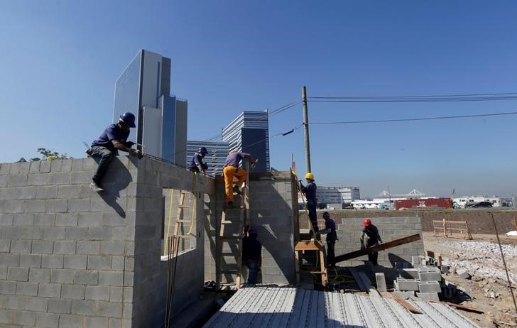 © Reuters. Operários constroem casas no Rio de janeiro