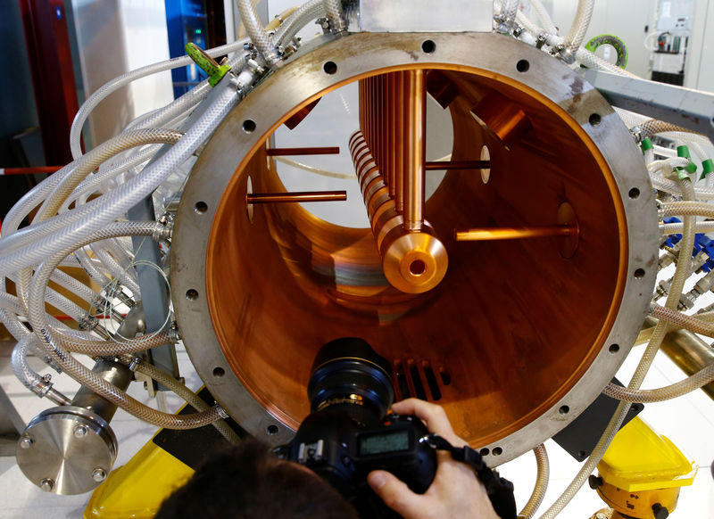 © Reuters. A photographer takes a picture of the inside of a prototype of a drift tube of the new linear accelerator Linac 4 during its inauguration at the CERN in Meyrin