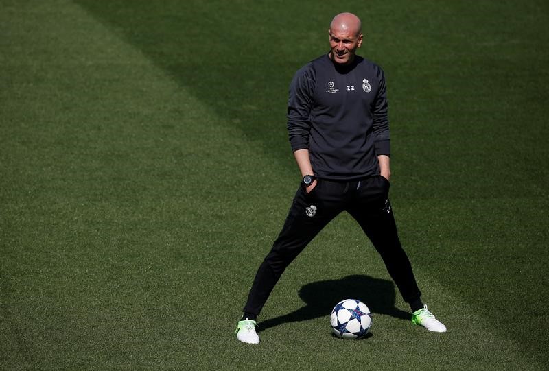 © Reuters. Zidane: el Madrid saldrá al ataque contra el Atleti pese a la ventaja