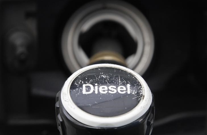 © Reuters. A fuel nozzle is seen at a gas station in Berlin